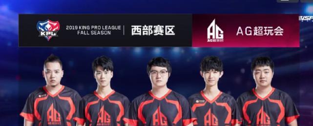 游客们在这